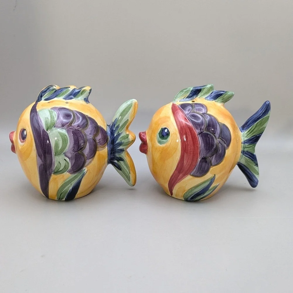 Tabletops Lifestyles Under The Sea Kissing Fish Salt & Pepper Shakers with Tray